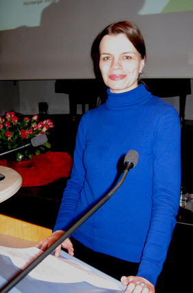 Frau Dr. Nicole Grom bei ihrem Vortrag in der Alten Synagoge Kitzingen. Foto: Heidecker